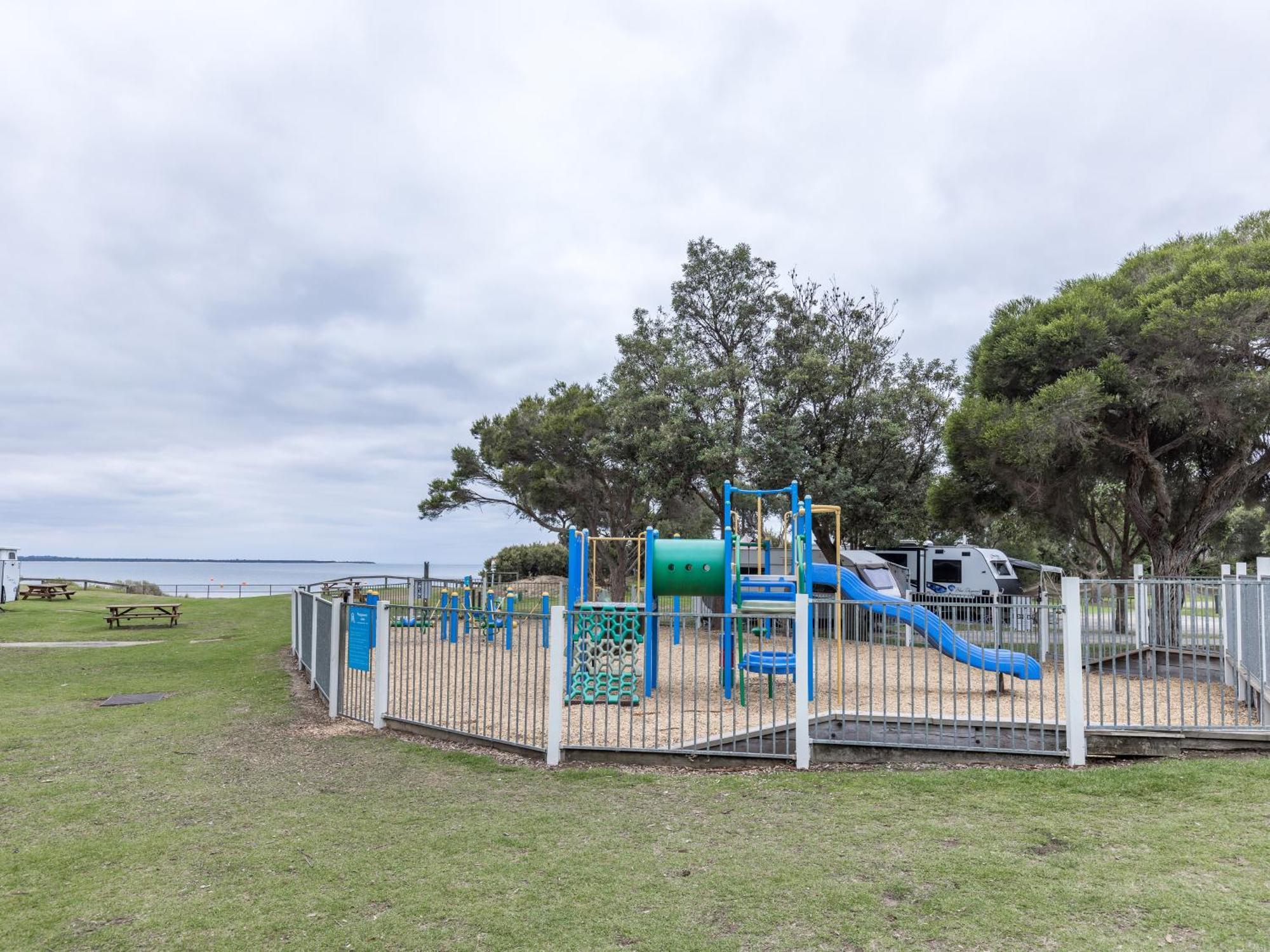 Nrma Phillip Island Beachfront Holiday Park 卡尔斯 外观 照片